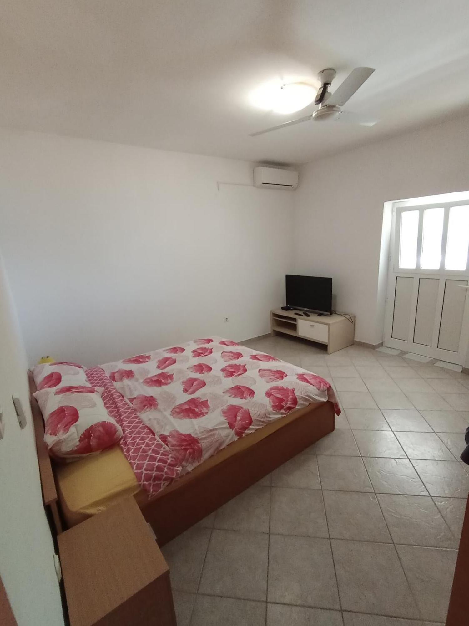 Apartment Tomi Novalja